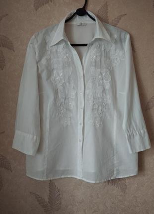 Натуральная белая рубашка с вышивкой.