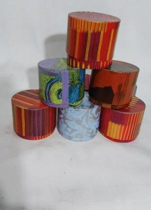 Коробка подарочная, цветная круглая,высота 4,5  см.