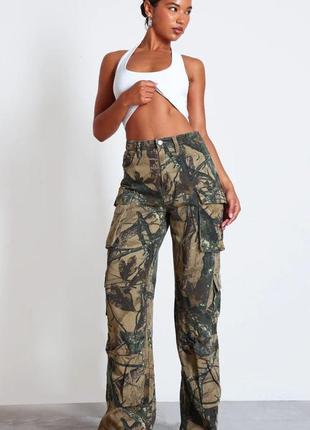 Широкие джинсы с камуфляжным принтом prettylittlething cnb4431, eu 38