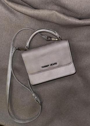 Сумка tommy hilfiger серебряная