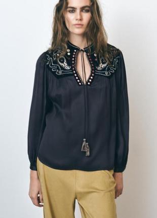 Контрастная бархатная блузка