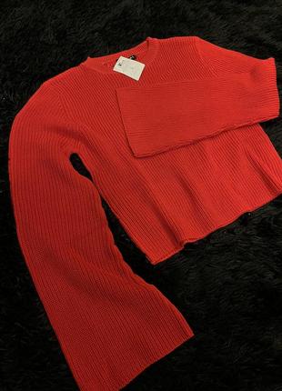 Женский короткий свитер с рукавами клеш