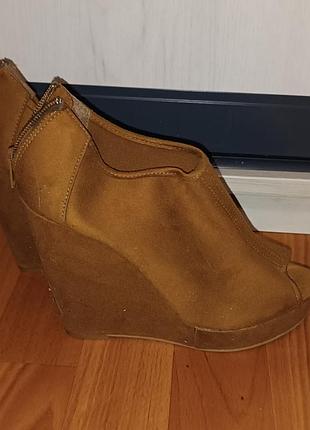 Горчичные босоножки