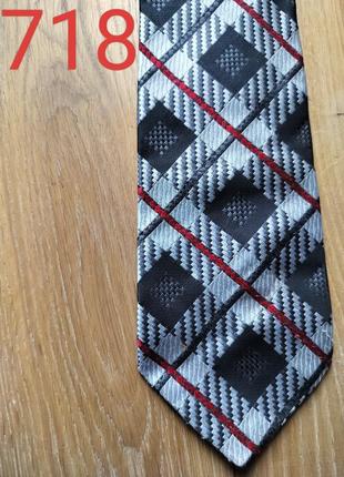 Чорно-біла краватка з червоними смужками