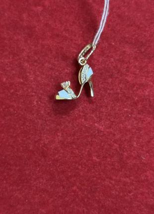 Золота підвіска туфелька для попелюшки.