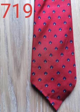 Красный шелковый галстук