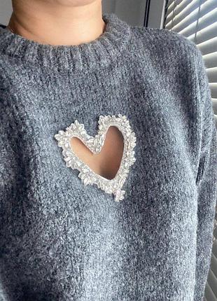 Свитер серый с красивым сердечком