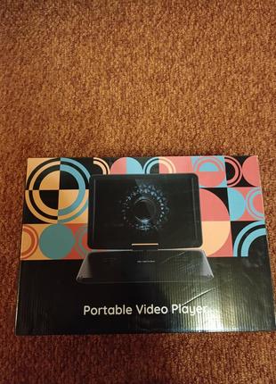 Портативний відео плеєр. має роз'єм до прикурювача ,пульт .