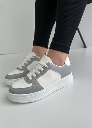 Білі базові кеди