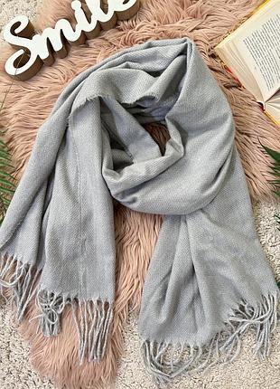 Довгий сірий шарф