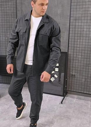 Костюм в стиле oversize джоггер и рубашка на заклепках.