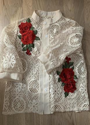 Блузка на короткий рукав.