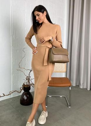 Вязаное платье-водолазка миди в рубчик