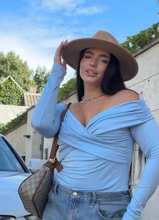 Женский бежевый элегантный боди с драпировкой и открытыми плечами голубой