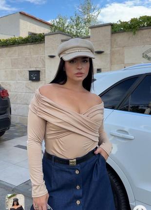 Женский бежевый элегантный боди с драпировкой и открытыми плечами голубой