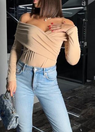 Женский бежевый элегантный боди с драпировкой и открытыми плечами голубой