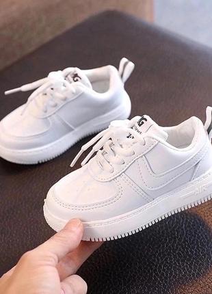 Білі кросівки