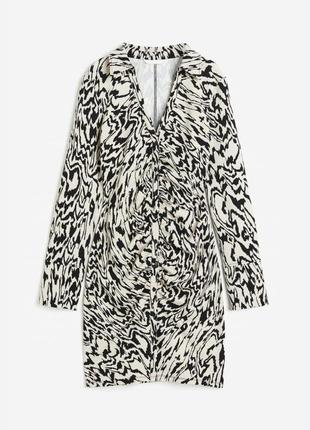 Стильное платье h&m с абстрактным принтом.