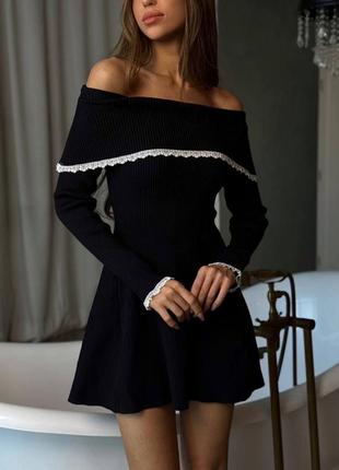 Трикотажное черное платье мини с открытыми плечами
