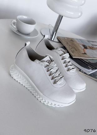 Жіночі кросівки