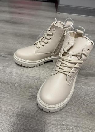 Новые светлые ботинки