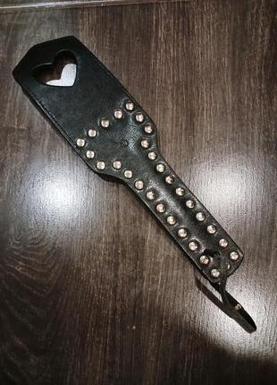 Хлыст, шлепалка для ролевых игр.