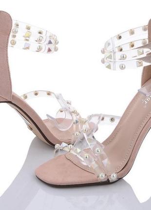 Нежно-розовые босоножки на каблуке