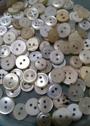 140 штук маленьких рубашечных пуговиц. на два и четыре удара. разные по размерам, рисунку, оттенков.пластик, ракушка.