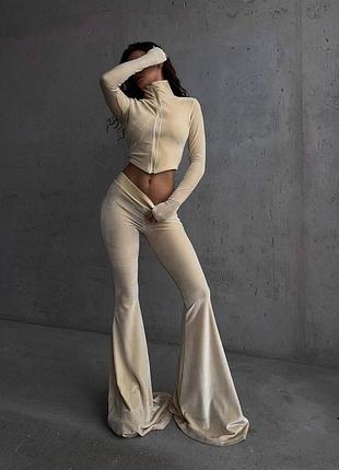 Костюм жіночий велюровий однотонний кофта на блискавці штани кльош якісний стильний бежевий