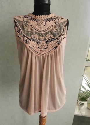 Красива блуза з ніжним мереживом