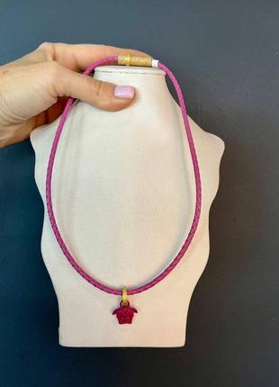Брендова підвіска малинового кольору