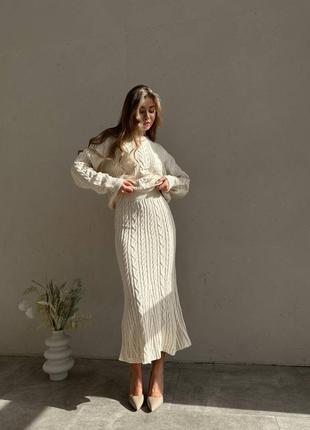 Костюм с декоративной вязкой