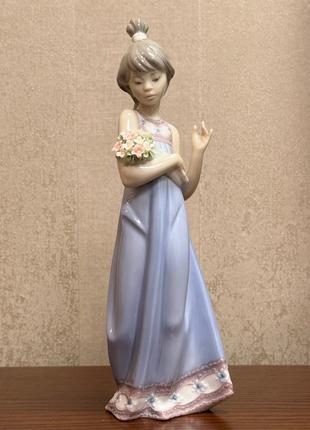 Фарфорова статуетка lladro «дівчина з букетом квітів».