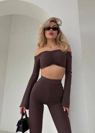 Трендовый брючный обтягивающий костюм с топом на плечиках