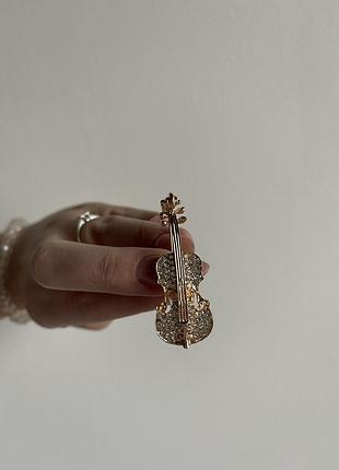 Металева брошка скрипка