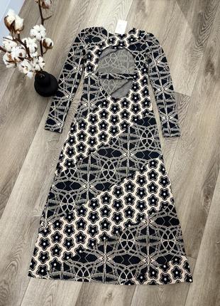 Длинное трикотажное платье zara с длинным рукавом с вырезом на спинке