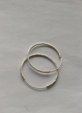 Серебряные серьги тонкие и милые.