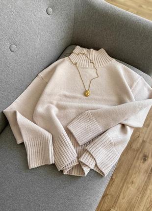 Жіночий бежевий светр із горловиною