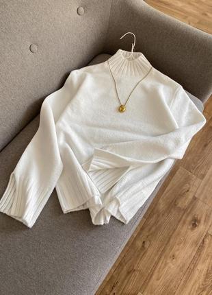 Жіночий білий светр із горловиною