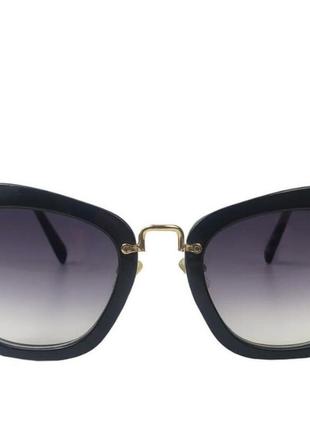Солнцезащитные очки оригинальной формы