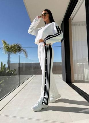 Женский спортивный костюм с лампасами