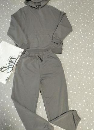 Жіночний спортивний костюм