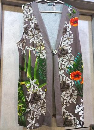 Новая, красивая, ярка, жилетка в цветочный принт, с разрезами по бокам