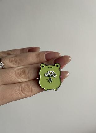 Пін значок металевий брошка жабка з квітами