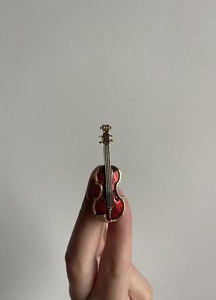 Металлическая брошь красная скрипка