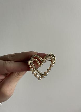 Металева брошка серце з перлинами