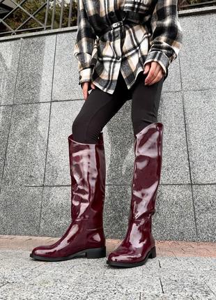 Бордовые лаковые жеокейские демисезонные сапоги
