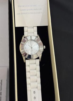 Новый часы на руку с камушками swarovski