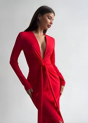 Платье длинное с разрезом по ноге и глубоким декольте