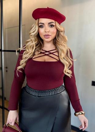 Базовый лонгслив с глубоким декольте с переплетом